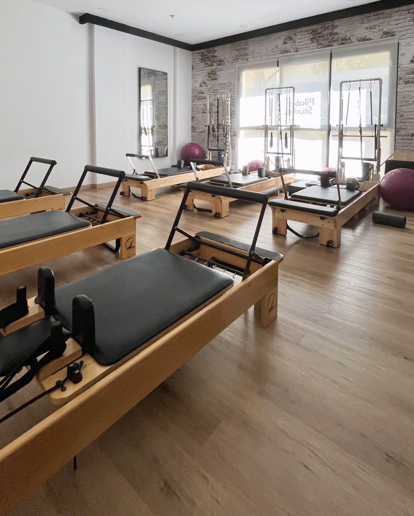 La sala del estudio con las camas de reformer